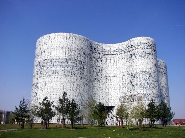 4. ICMC (Đức) Nằm trong khuôn viên của trường Đại học Công nghệ Brandenburg (Đức), tòa nhà ICMC được xây theo hình dạng tế bào amíp. Tòa nhà được ốp bằng kính mờ với hoa văn là bảng chữ cái alphabet. ICMC biết đến là một trong những công trình có kiến trúc độc đáo nhất thế giới.
